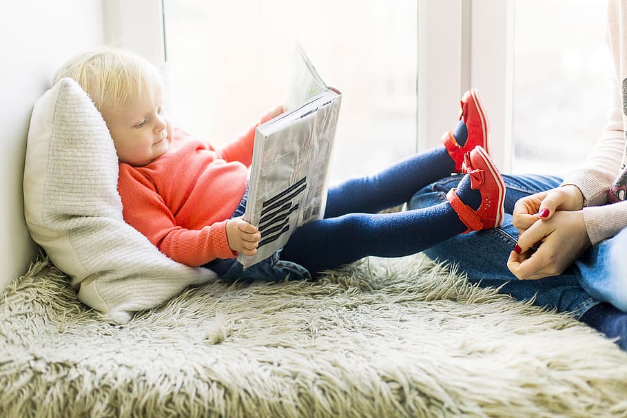 Toddler Reading Book, Baby, Beautiful, Child, Cute, - Children With Books - HD Wallpaper 