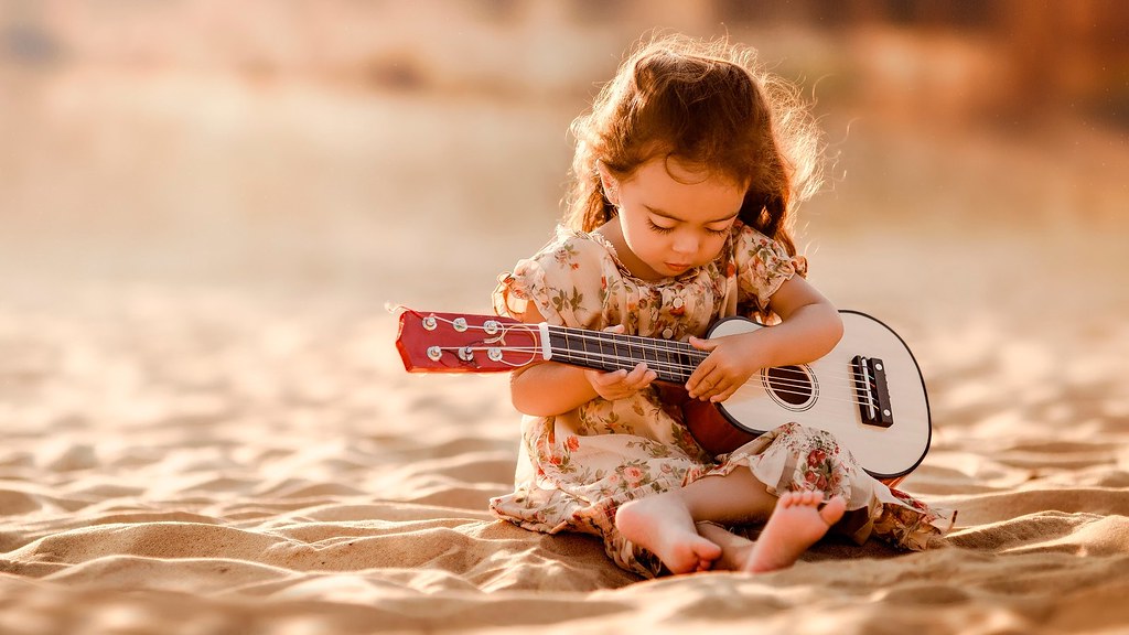 Girl Holding A Guitar - HD Wallpaper 