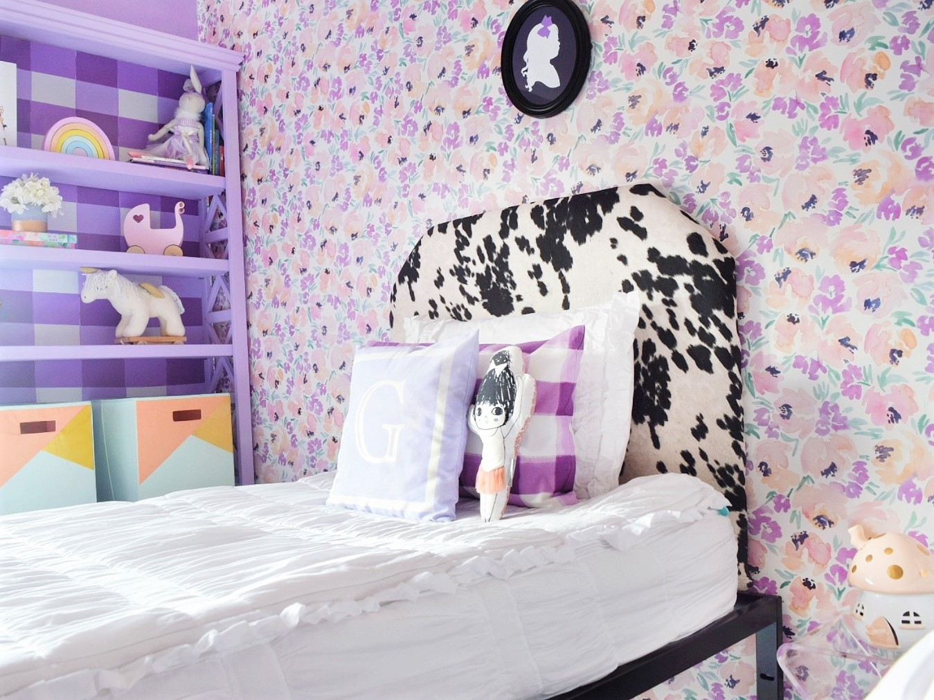 Peony Wallpaper Cowhide Headboard Silouette Portrait - Bedroom - HD Wallpaper 