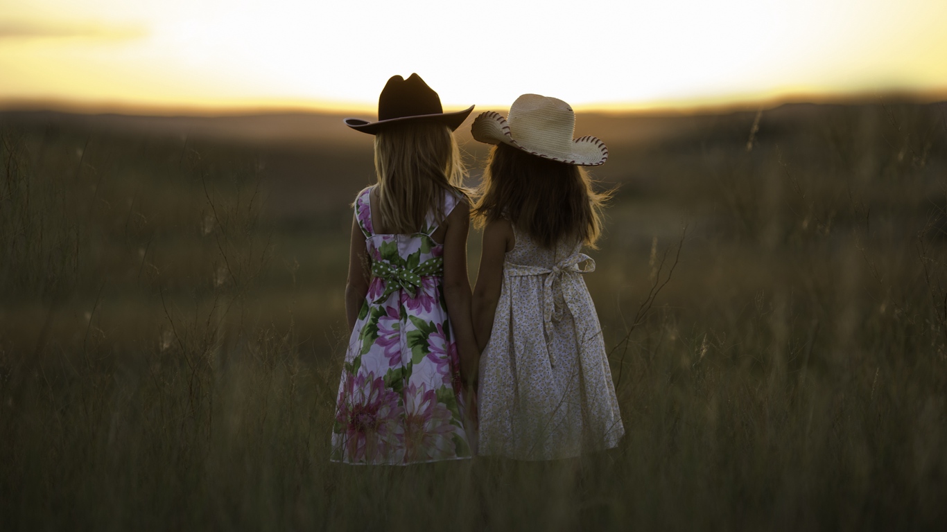 Wallpaper Children, Field, Girls, Sisters, Grass - Meilleure Amie Enfants - HD Wallpaper 