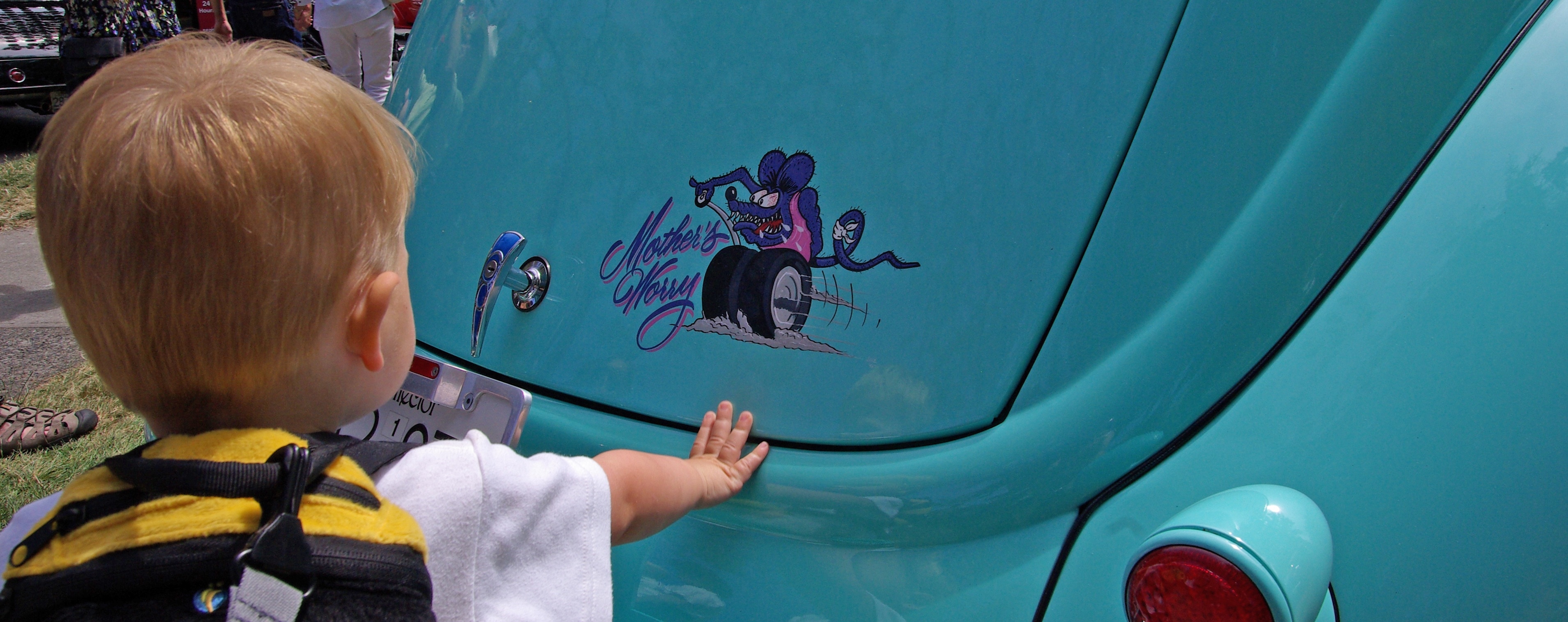 Kind Zerkratzt Auto - HD Wallpaper 