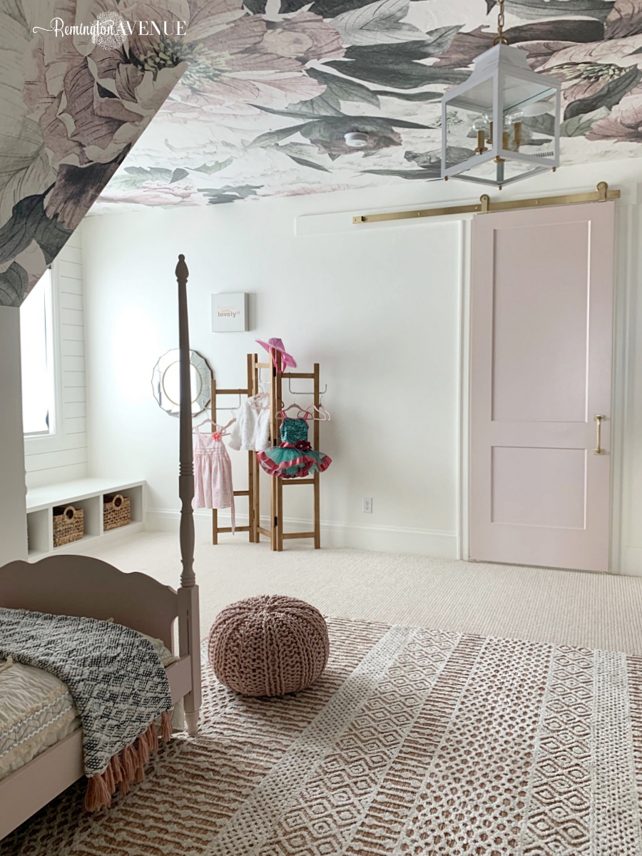 Shared Girls Bedroom With Floral Wallpaper - Bedroom - HD Wallpaper 