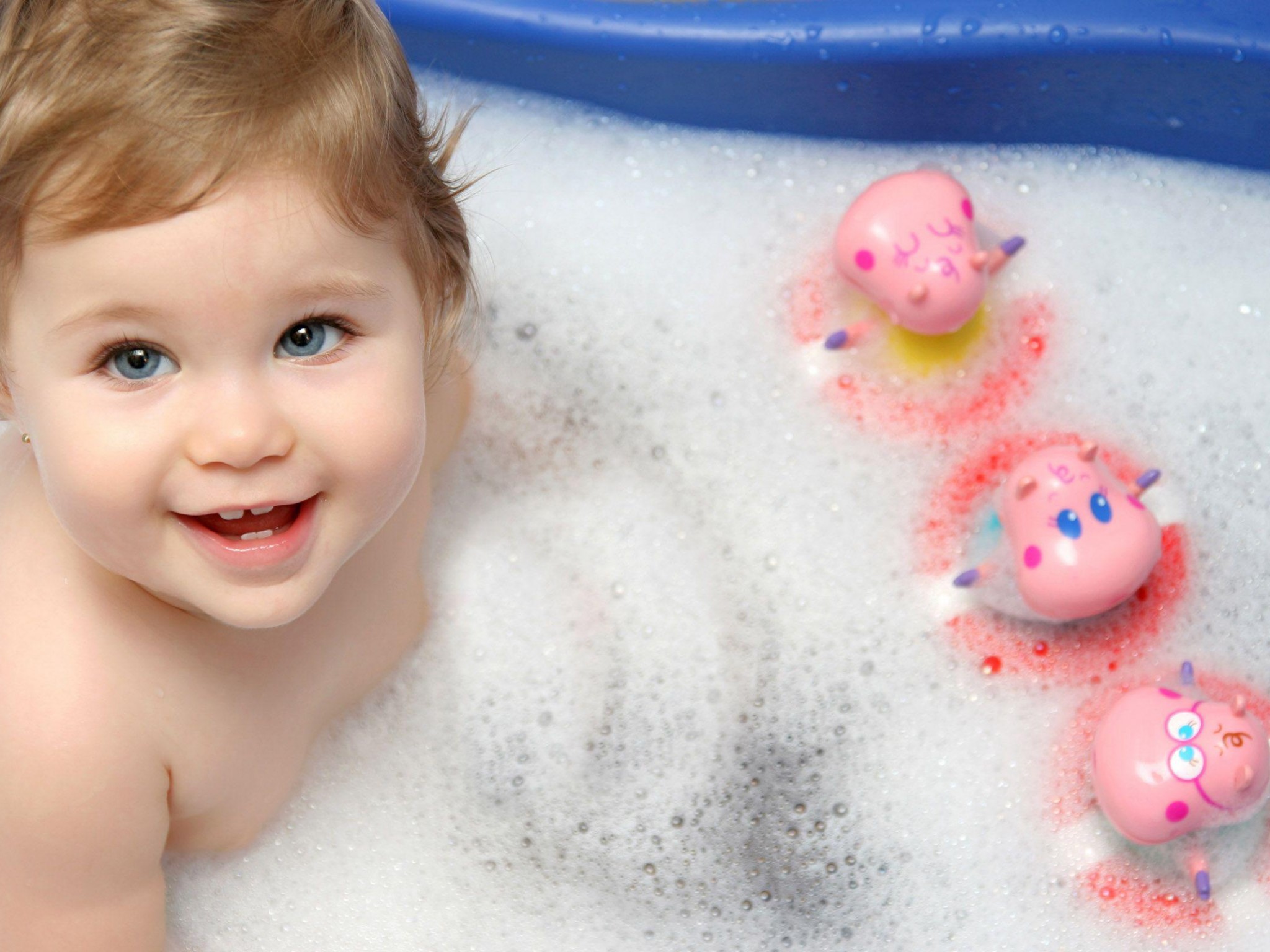 Baby Playing In Bathtub - HD Wallpaper 