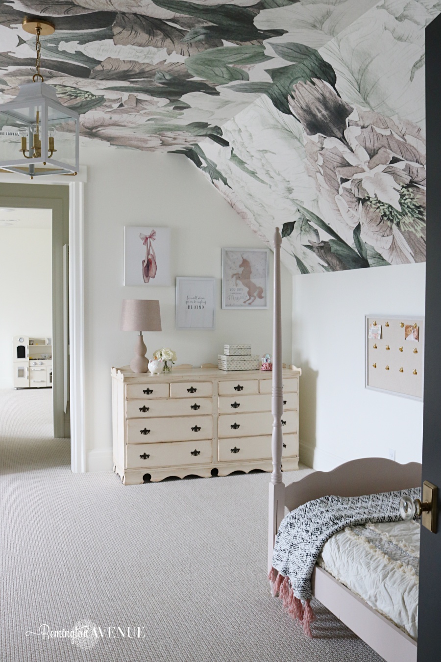 Shared Girls Bedroom With Floral Wallpaper - Bedroom - HD Wallpaper 