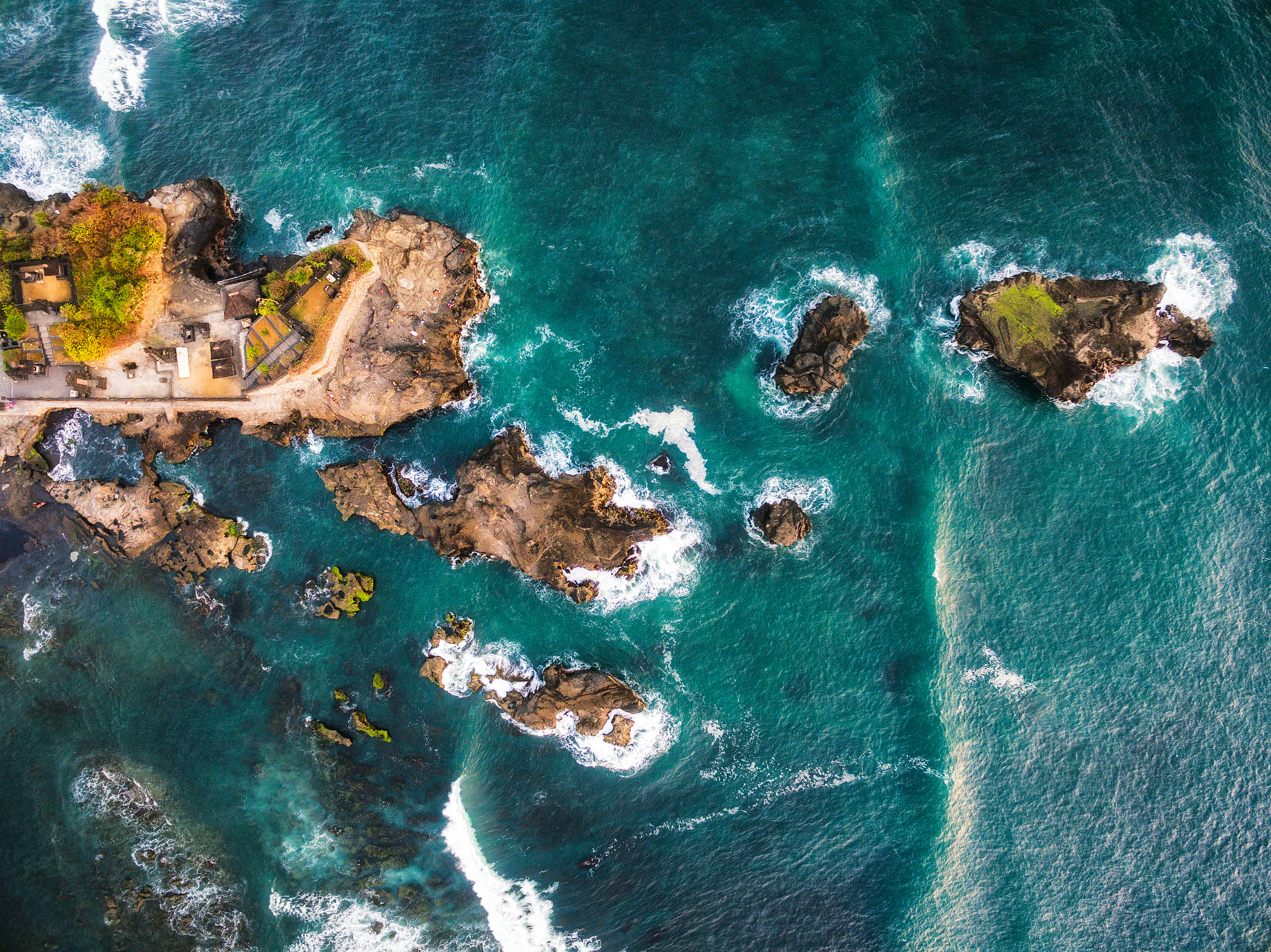 Island 4000×2998 Rocks Bali Indonesia Aerial View Drone - Ocean Wallpapers For Ipad - HD Wallpaper 