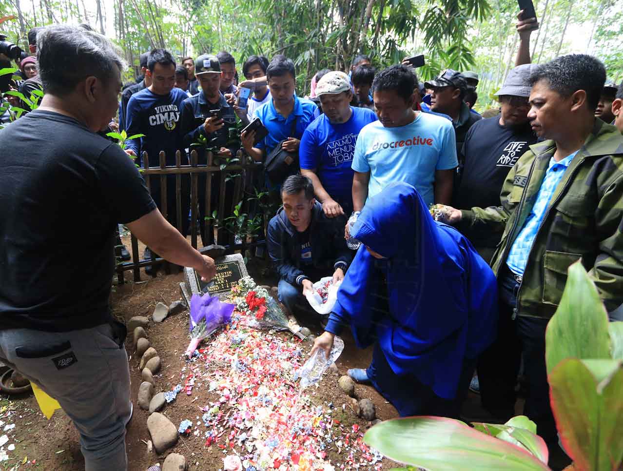 Viking Ziarah Jat - Makam Ayi Beutik - HD Wallpaper 