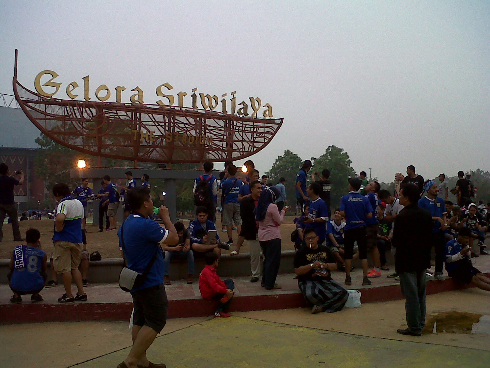 Viking Dan Bobotoh Narsis Di Depan Stadion Gsj - Crowd - HD Wallpaper 