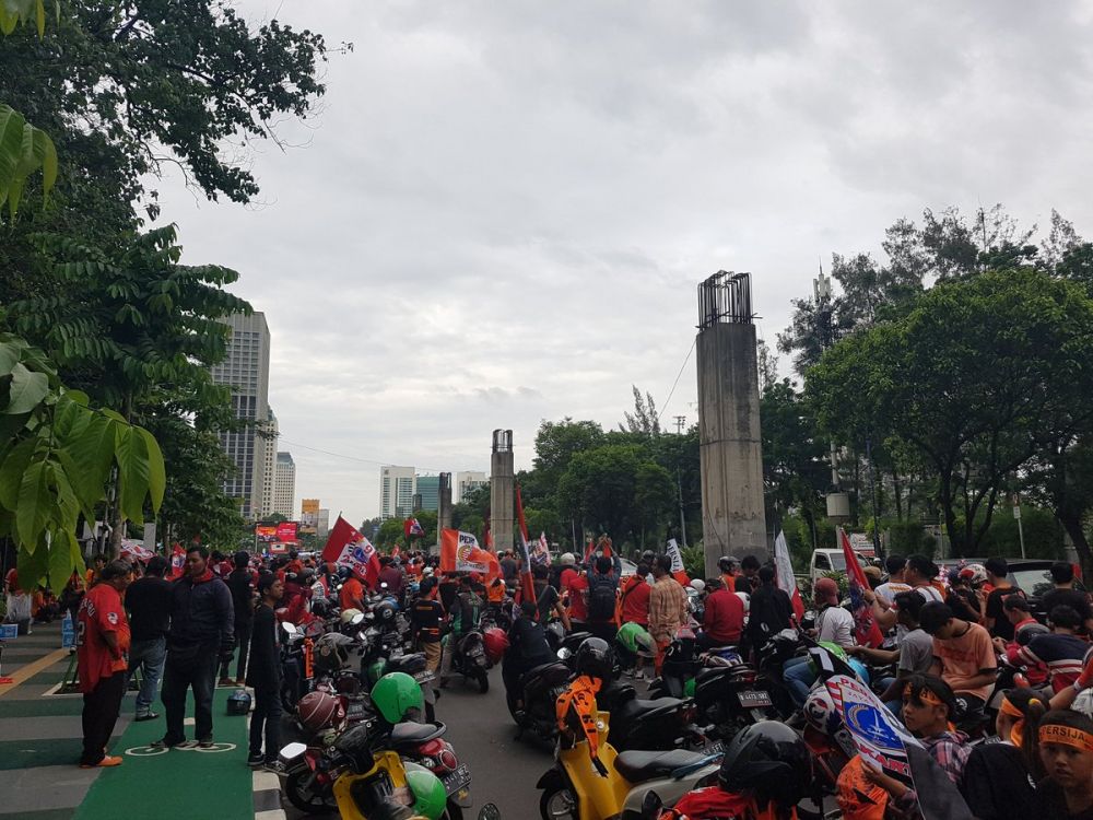 Foto Konvoi Persija © 2018 Berbagai Sumber - Crowd - HD Wallpaper 