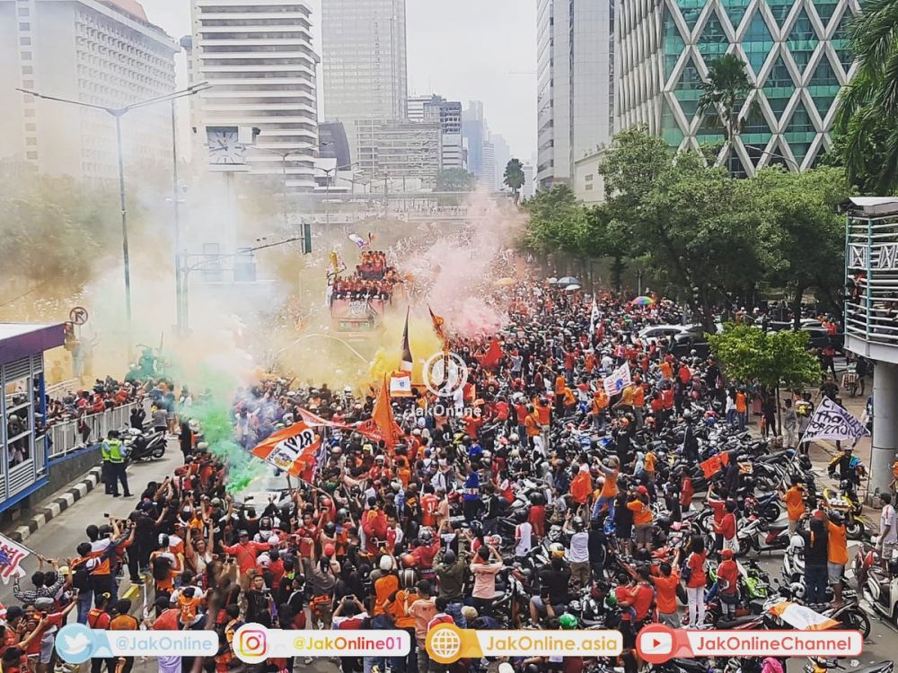 Foto Konvoi Persija © 2018 Berbagai Sumber - Crowd - HD Wallpaper 