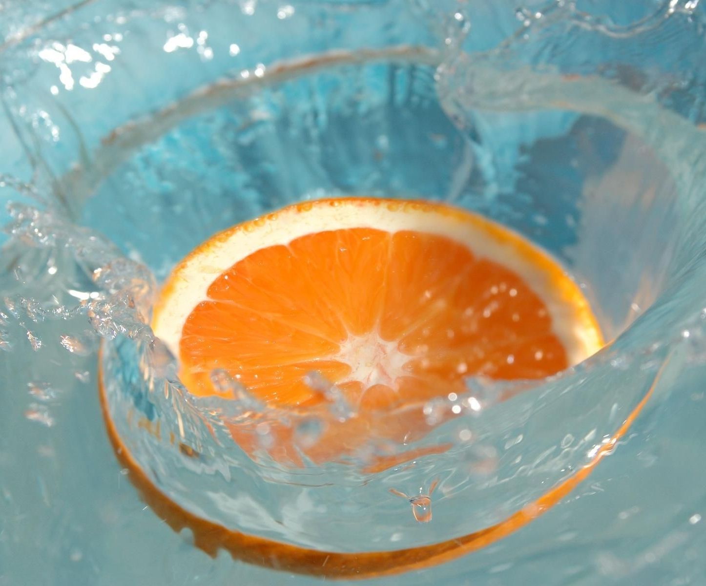 Orange Slices In Water - HD Wallpaper 