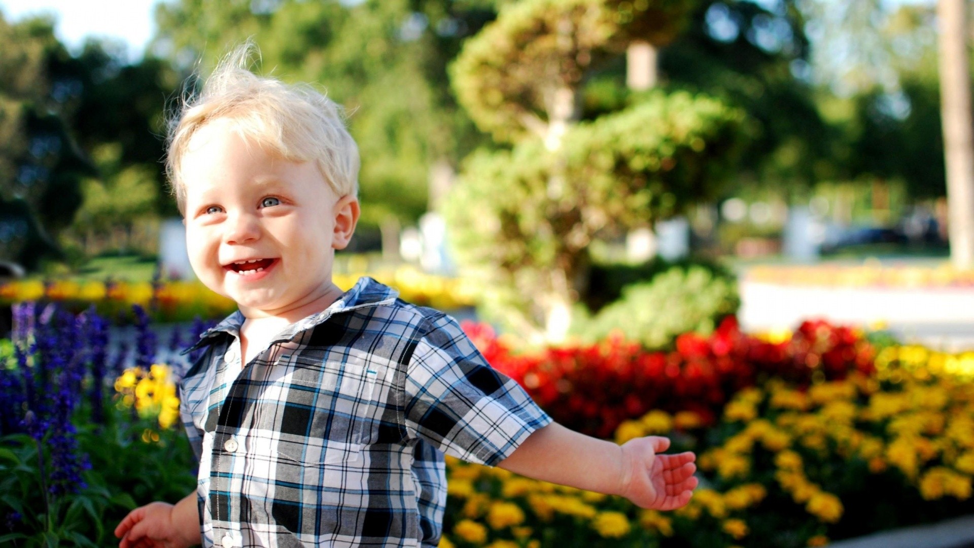 Cute White Baby Boy Playing In Garden Hd Images - Boy Playing In Garden - HD Wallpaper 