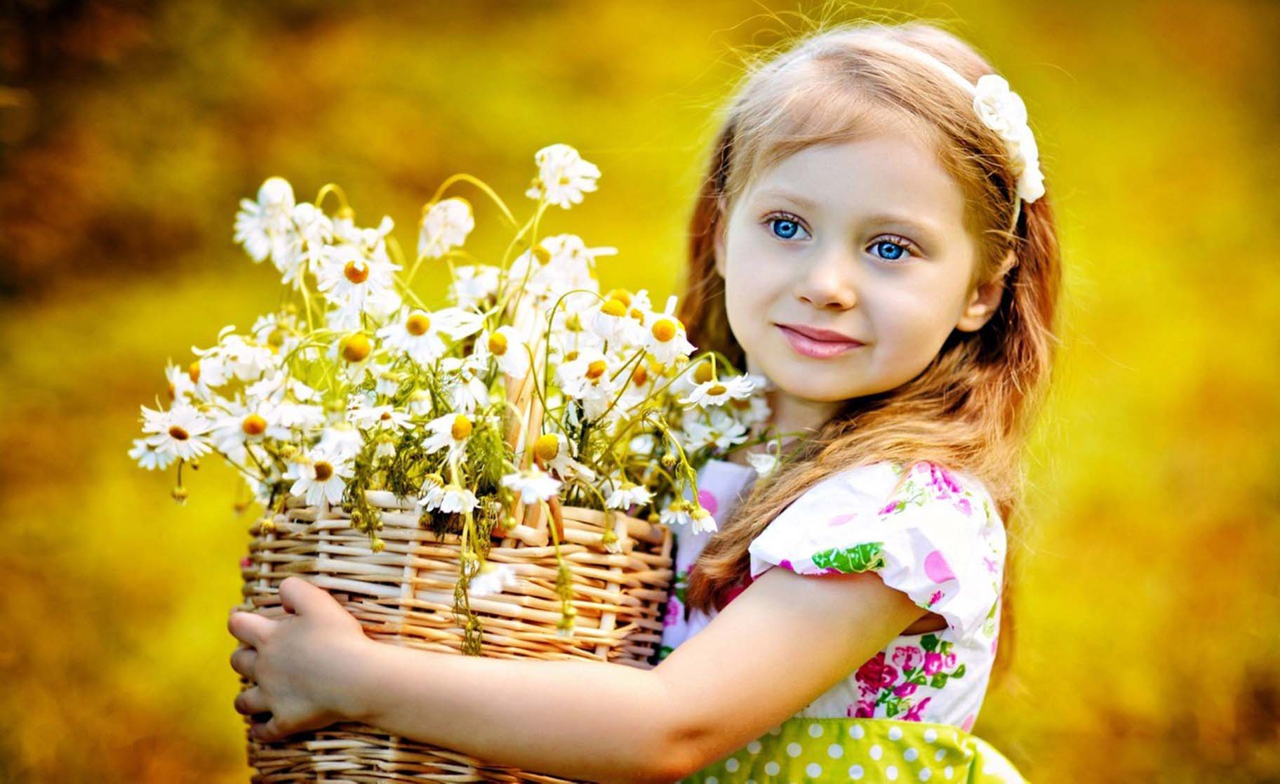 Pretty Girl Wallpaper - Small Cute Girl With Flowers - HD Wallpaper 