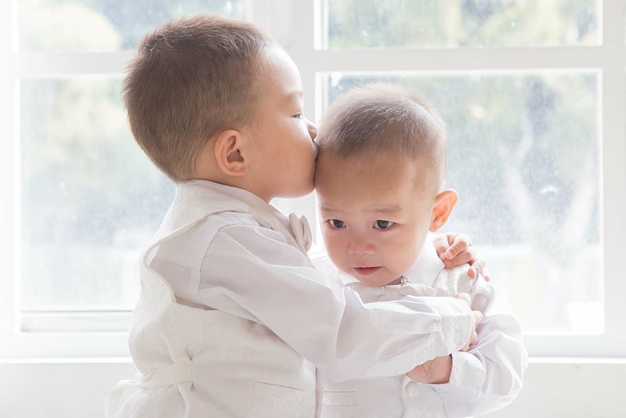 Toddler Kissing Toddler In Daytime, Brothers, Love, - Brothers Love Kiss - HD Wallpaper 