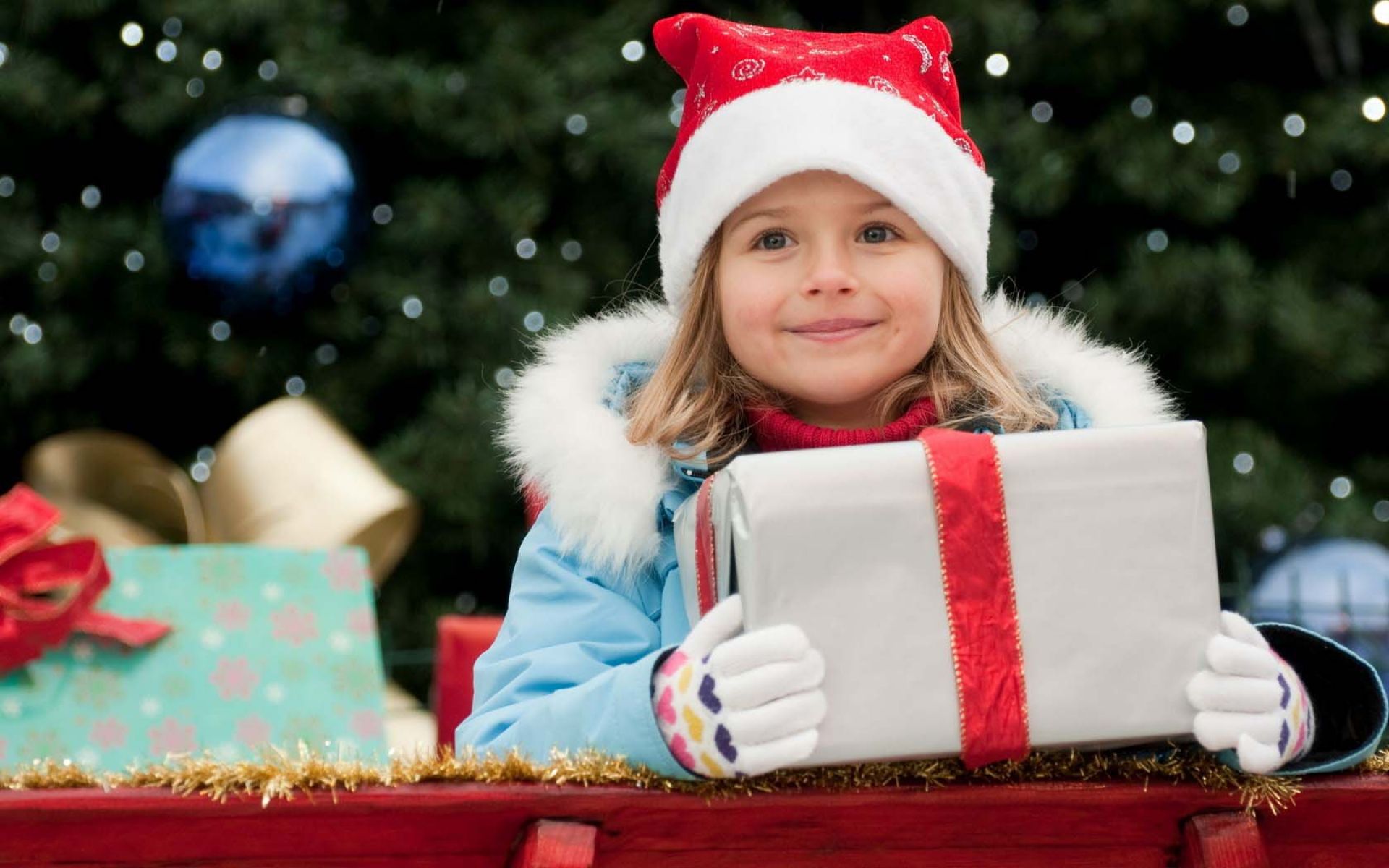 Cute Children Girl Gifts Christmas Wallpaper Wallpaper - Christmas Girl - HD Wallpaper 