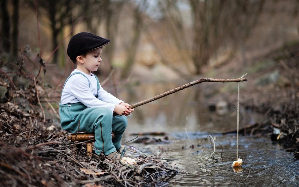 Boy Catching Fish - HD Wallpaper 