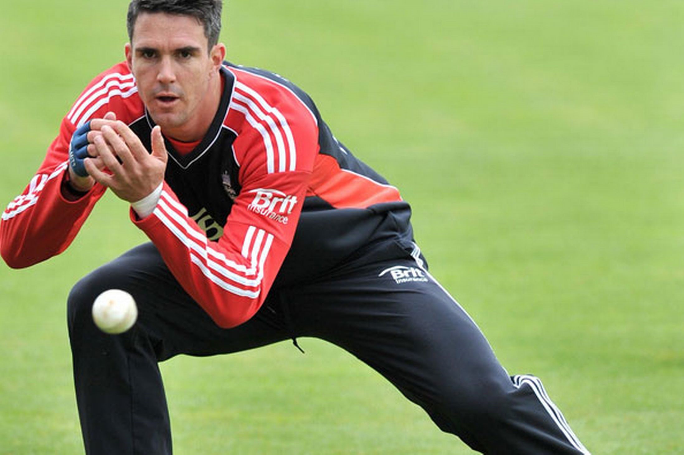 England Cricketer Kevin Pietersen Takes Catch During - Catch Practice In Cricket - HD Wallpaper 