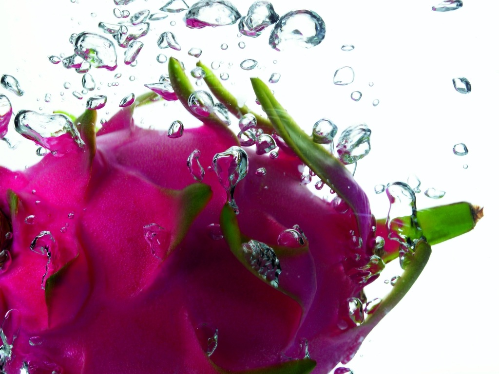Fruit Apple, Banana, And Grapes In The Water Desktop - Dragon Fruit Splash Water - HD Wallpaper 