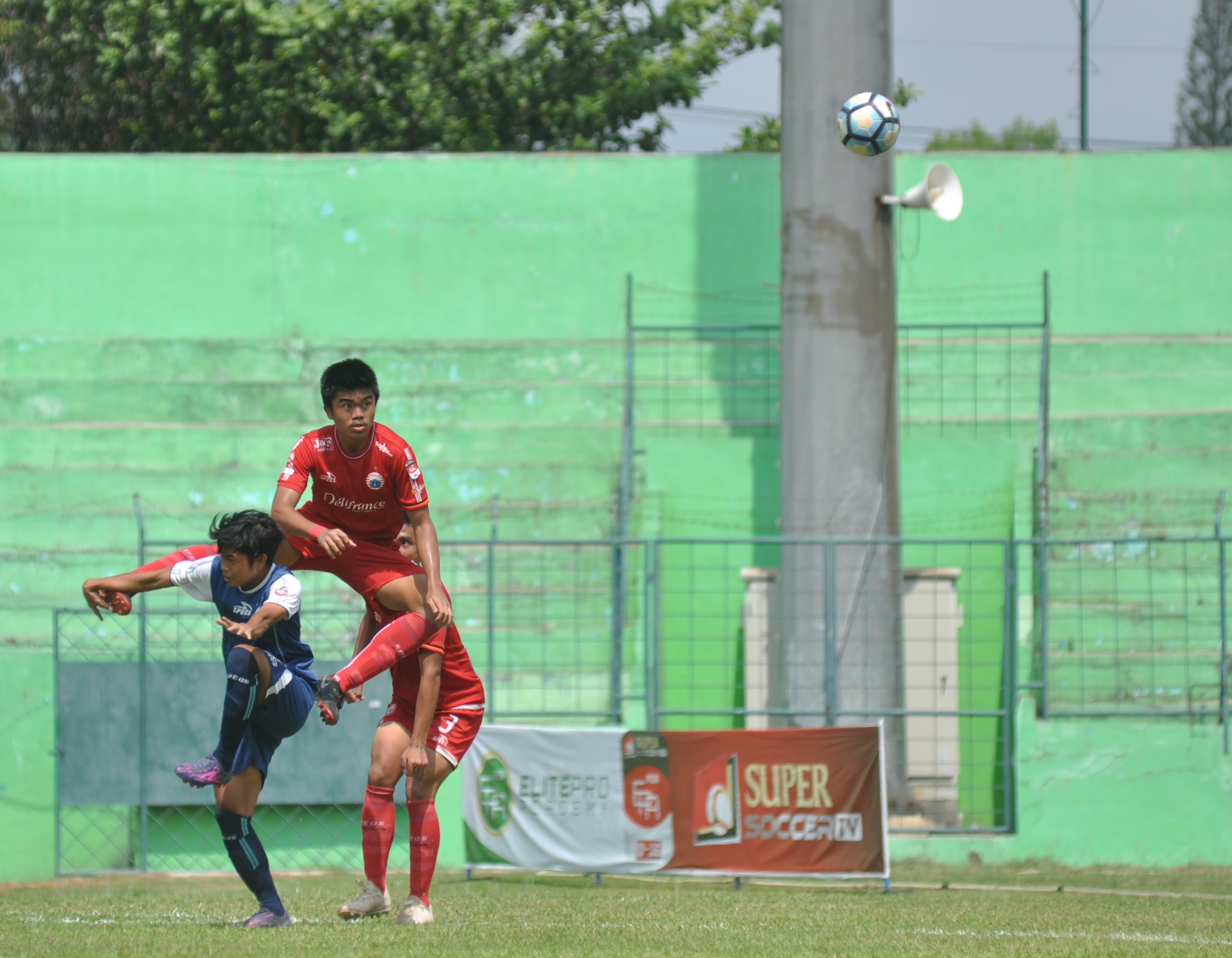 Arema Fc U-17 Bicara Kans Dan Derby Malang Di Piala - Kick Up A Soccer Ball - HD Wallpaper 