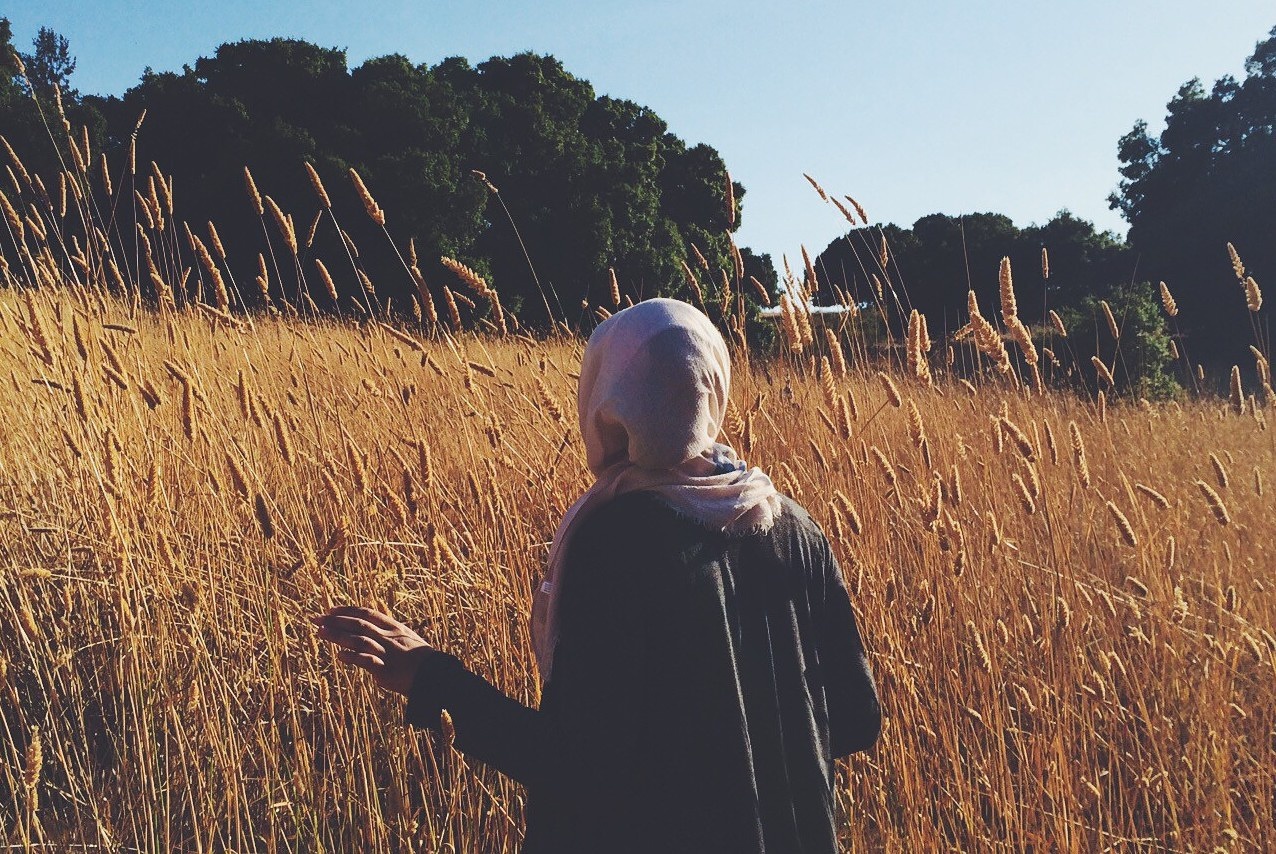 Lonely Sad Hijab Girl - HD Wallpaper 