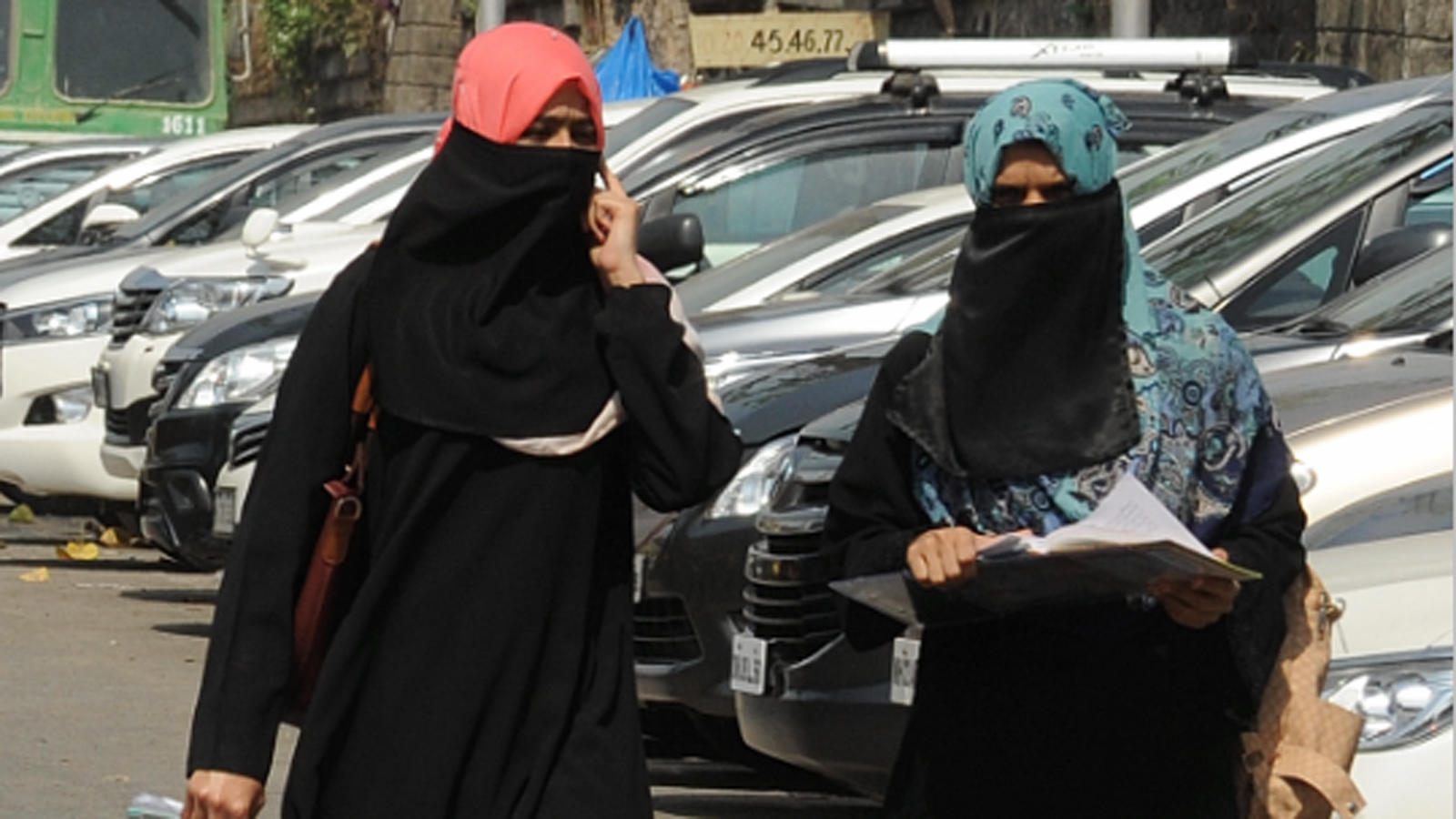 Muslim Couple Approaches Sc Seeking Women S Entry Into - Executive Car - HD Wallpaper 