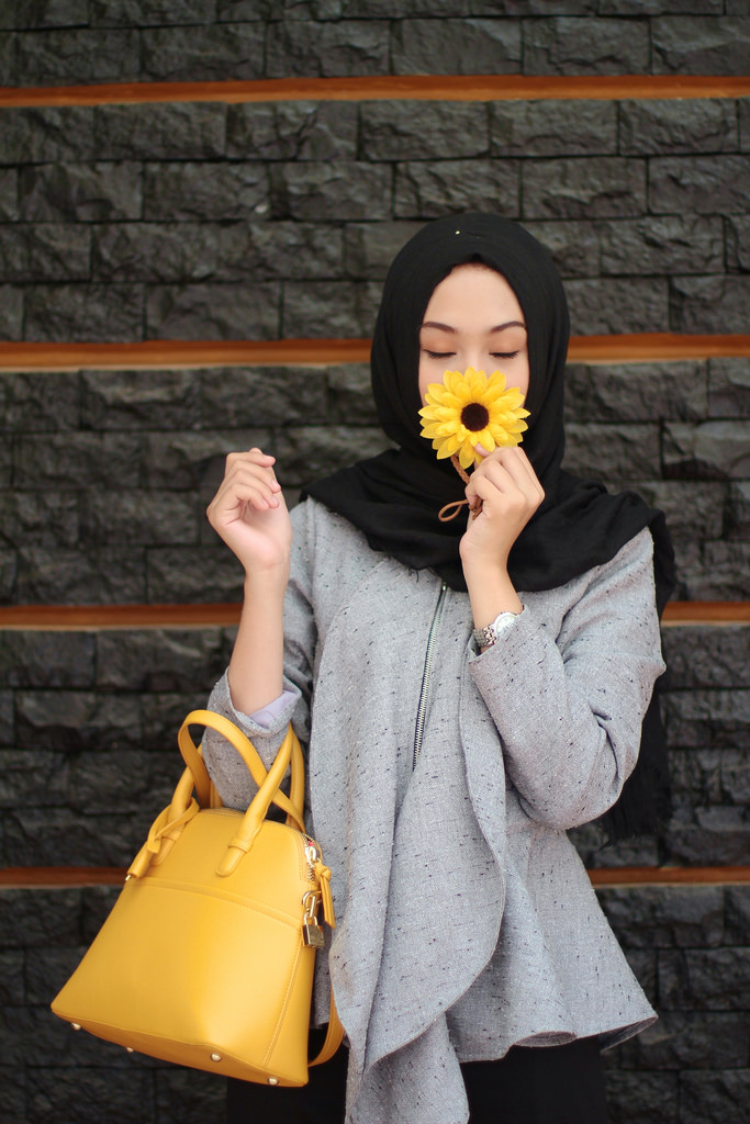 Hijab Wallpaper - Hijab Girl With Sunflower - HD Wallpaper 