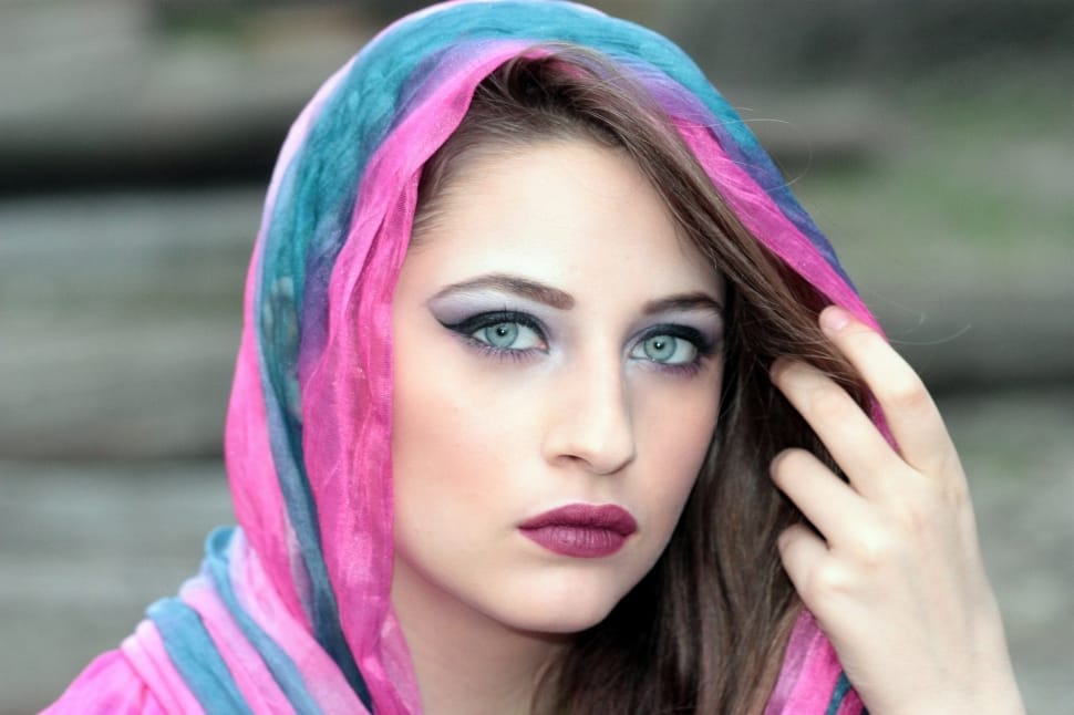 Woman S Pink And Teal Hijab Preview - Blue Eye Indian Girl - HD Wallpaper 