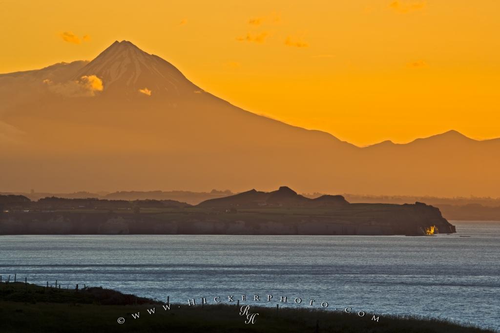 Photo Beautiful Mount Taranaki Coastal Scenery West - Beautiful Green New Zealand Scenery - HD Wallpaper 