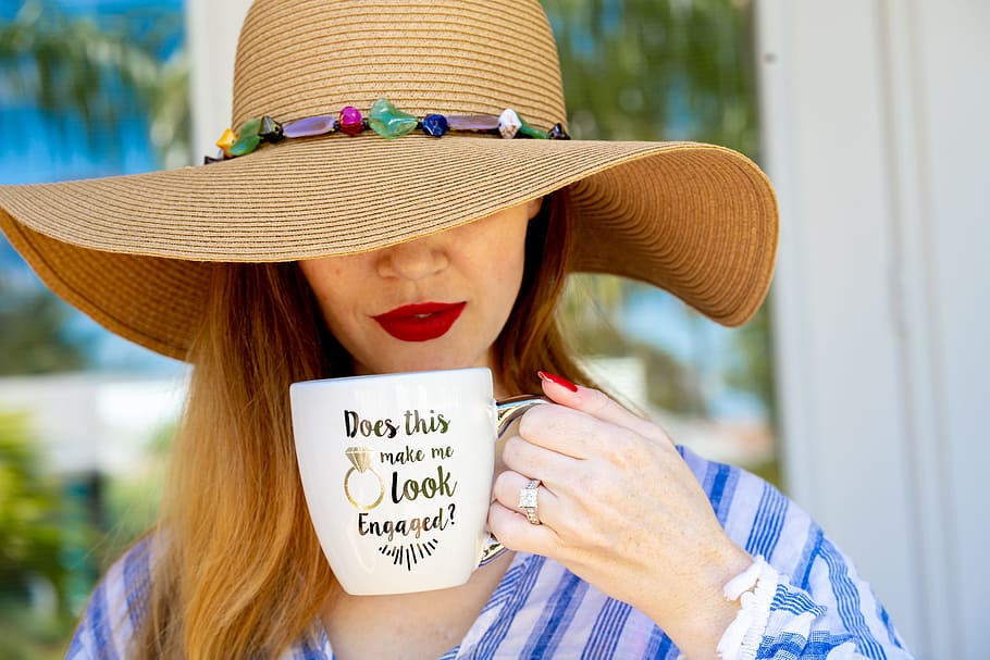 Woman Wearing Brown Hat Holding White Mug, Engagement, - Fiance And Fiancee - HD Wallpaper 