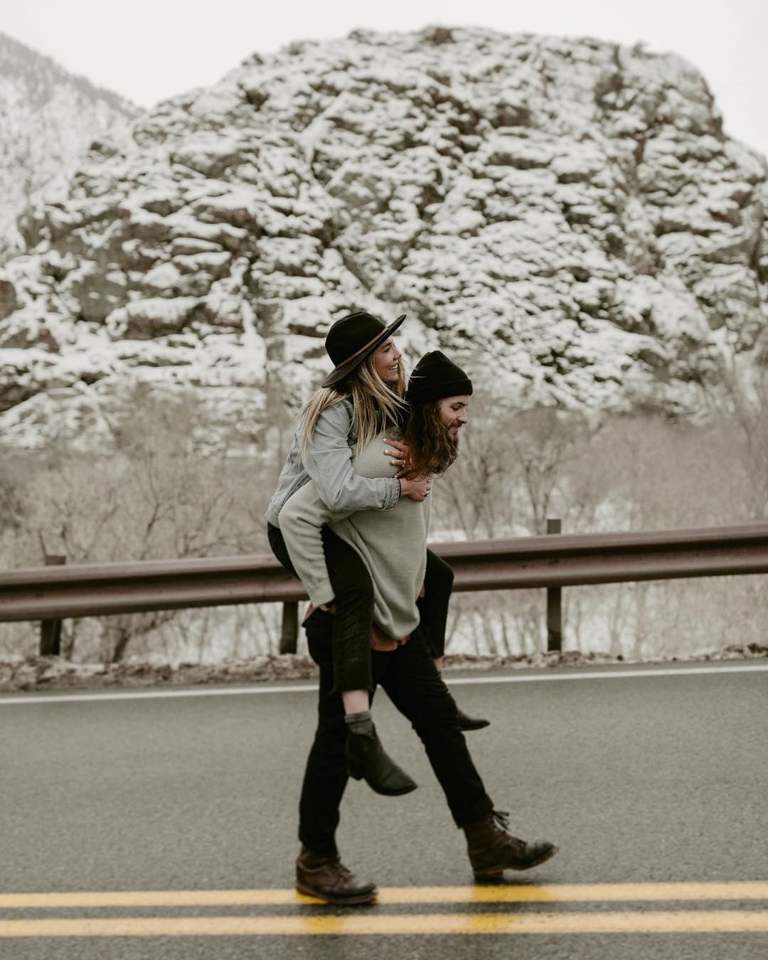 12 Pose Romantis Bareng Pasangan Yang Beda Dan Gak - Girl - HD Wallpaper 