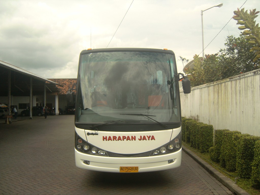Bus Dari Depan - HD Wallpaper 