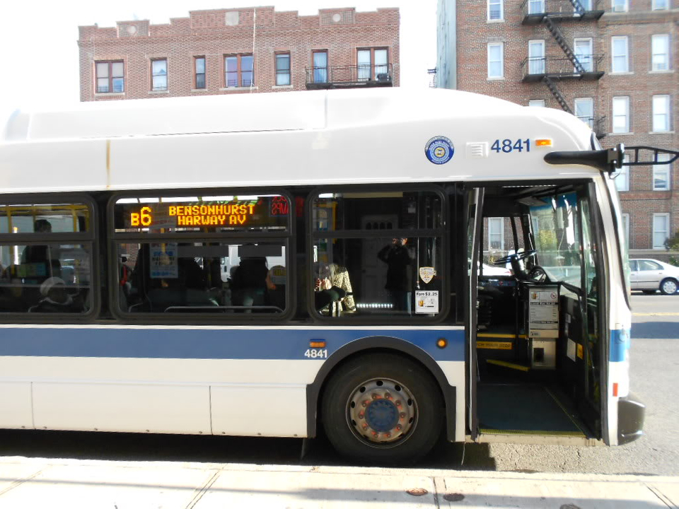 Airport Bus - HD Wallpaper 