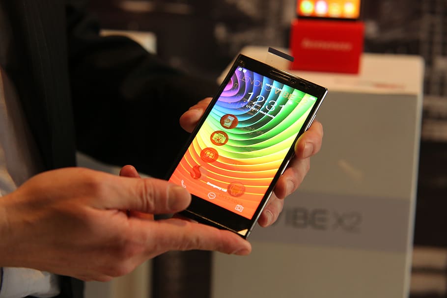 Person Showing Black Smartphone, Lenovo, Vibe, Vibe - Cara Cek Taskrin Lenovo A6000 - HD Wallpaper 