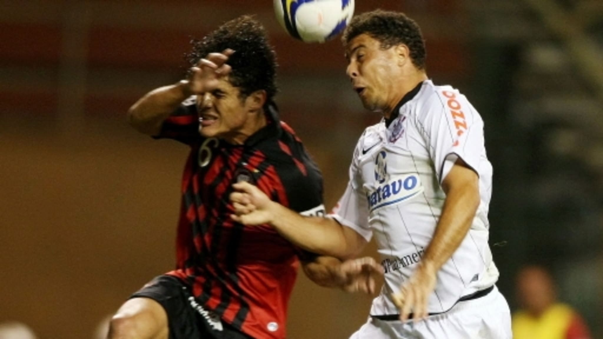 Brazilian Soccer Player Ronaldo Of Corintians Vies - Player - HD Wallpaper 