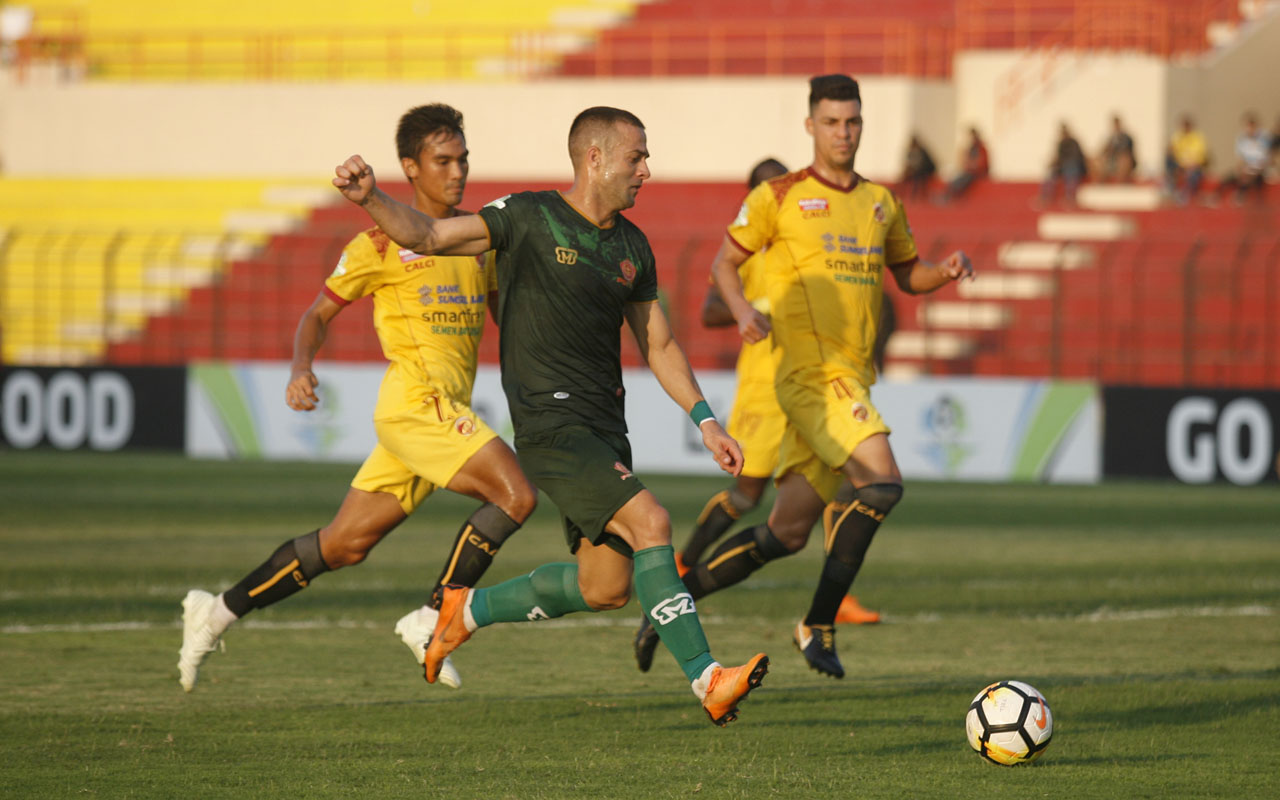 Kick Up A Soccer Ball - HD Wallpaper 