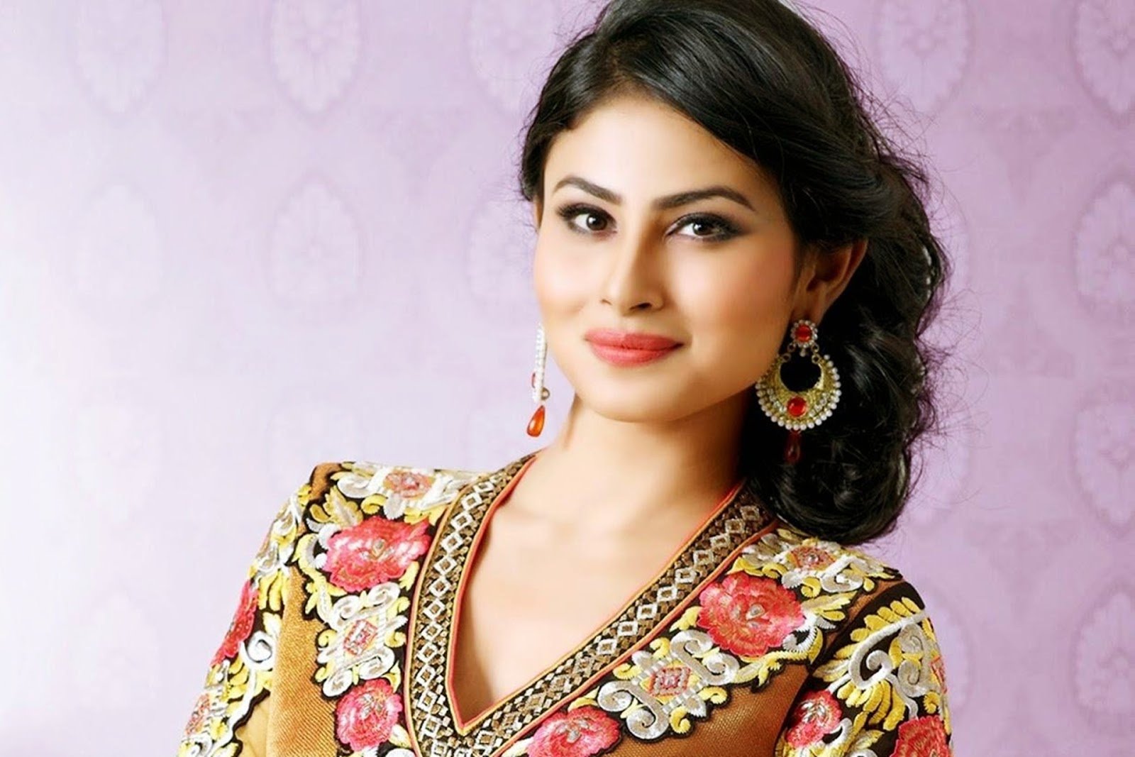 Mouni Roy Wallpapers - Girls Dress Desi Model - HD Wallpaper 