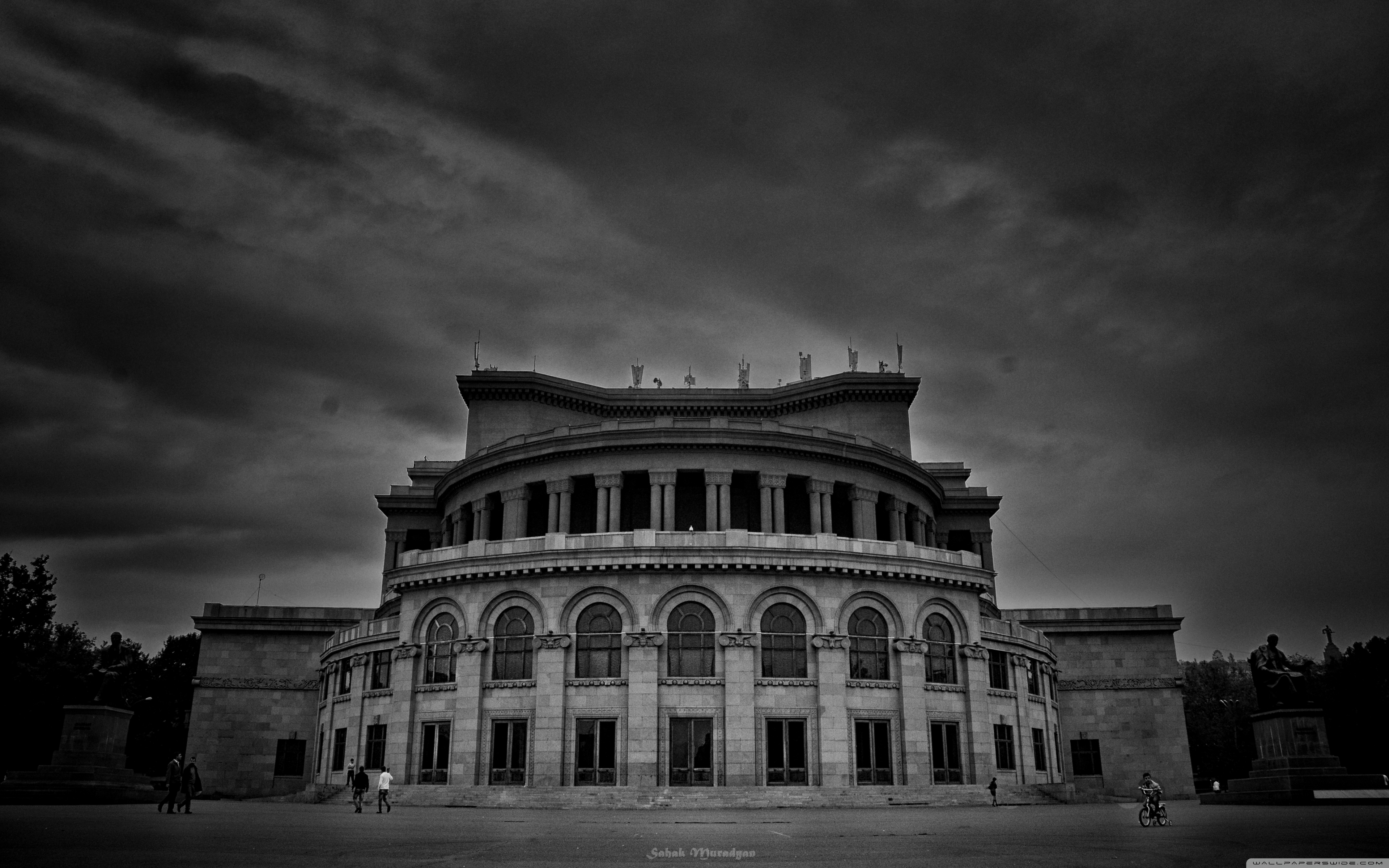 Белый ереван. Армения Ереван чб. Оперный театр Армении. Театр Ереван. Белое здание в Ереване.
