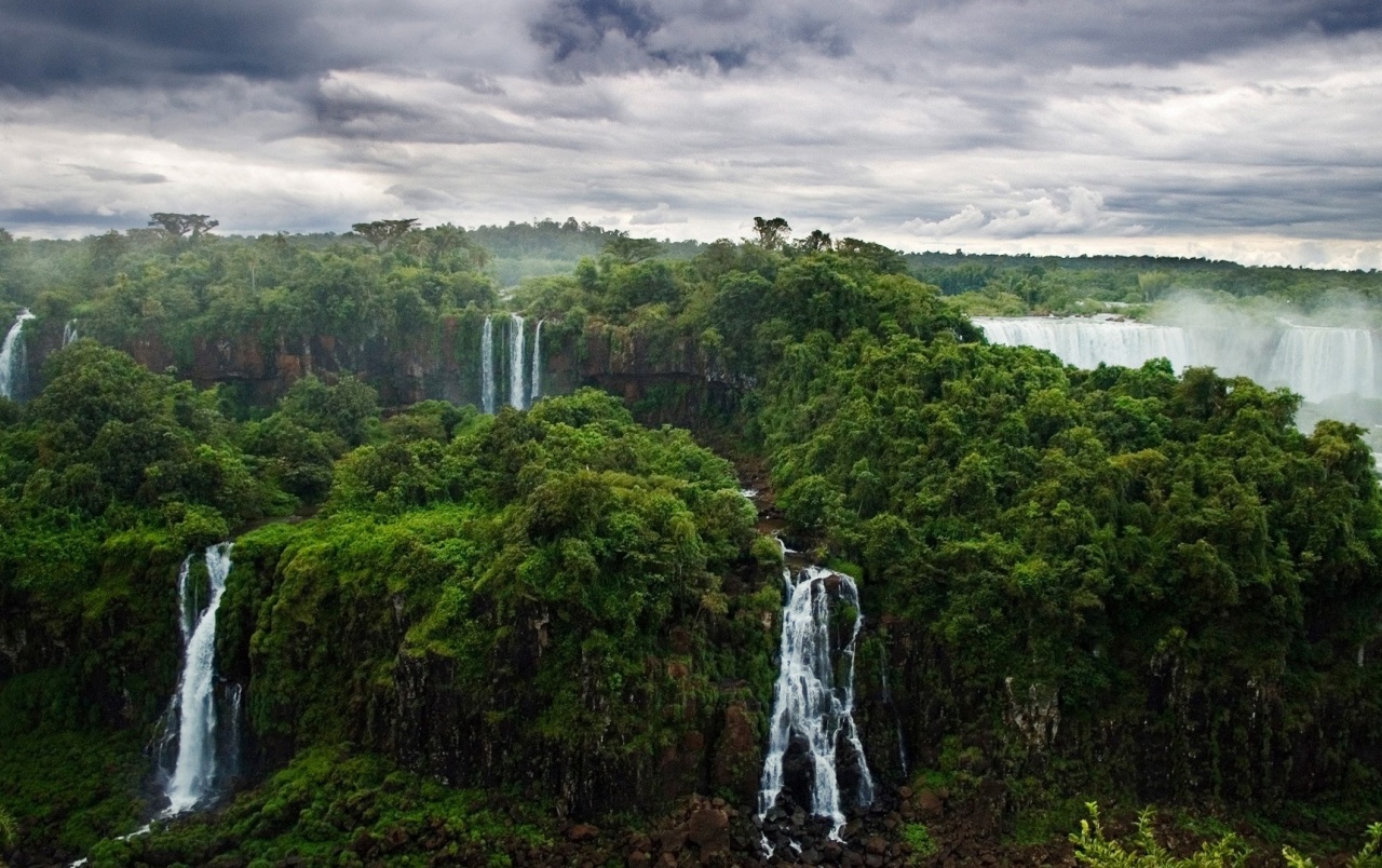 Beautiful Waterfalls Wallpapers - Iguazu Falls - HD Wallpaper 
