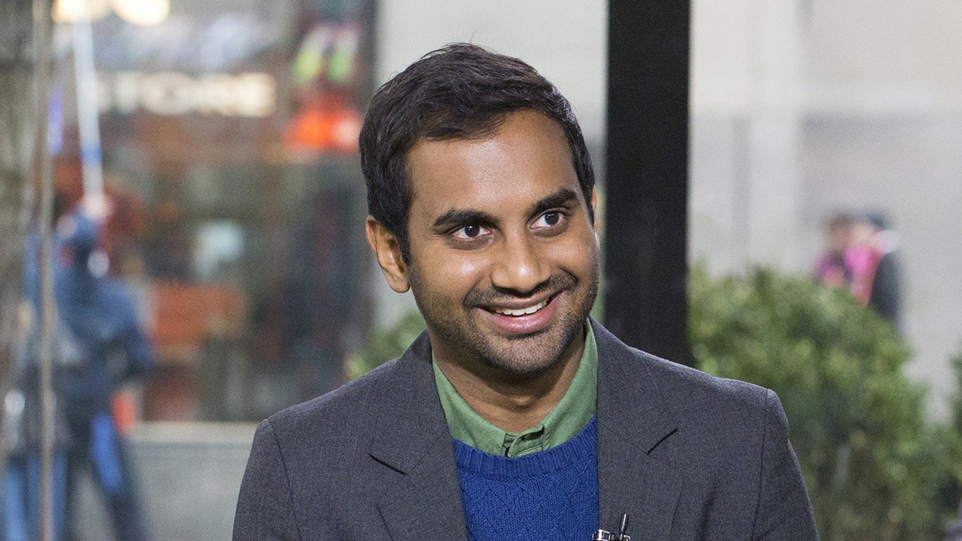 Aziz Ansari Download - Gentleman - HD Wallpaper 