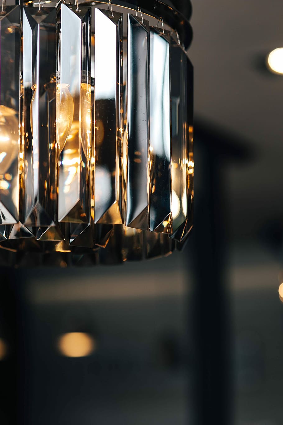 Elegant Black Designer Chandelier With A Lit Lightbulb, - Rich Wallpaper Hd - 910x1365 Wallpaper Elegant Black Designer Chandelier With A Lit Lightbulb, - Rich Wallpaper Hd - 910x1365 Wallpaper