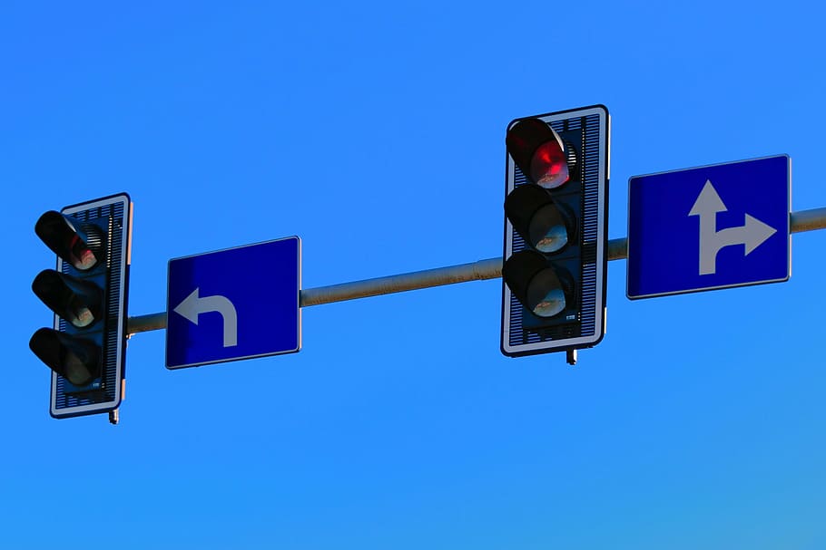 Turn Right Road Sign Beside Traffic Light, Showing, - Traffic Lights Russian - HD Wallpaper 
