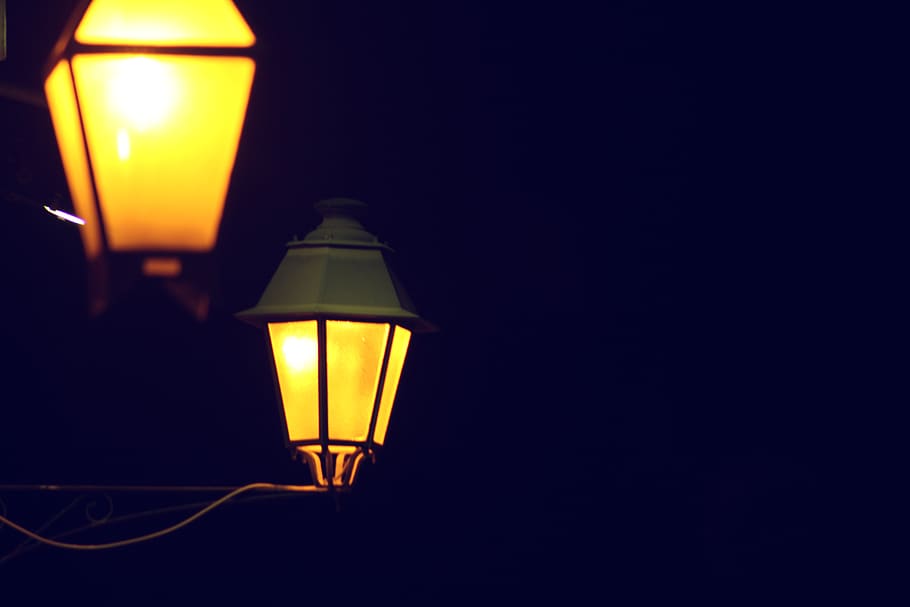 Peru, Trujillo, Faroles, Noche, Caller, Lighting Equipment, - Street Lamp Yellow Light Bulb - HD Wallpaper 