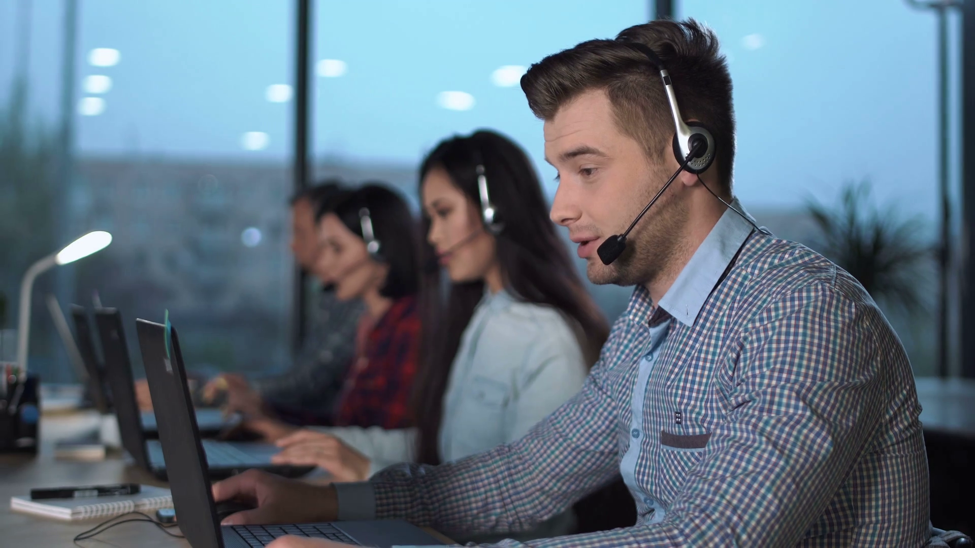 Men Working In Computers - HD Wallpaper 