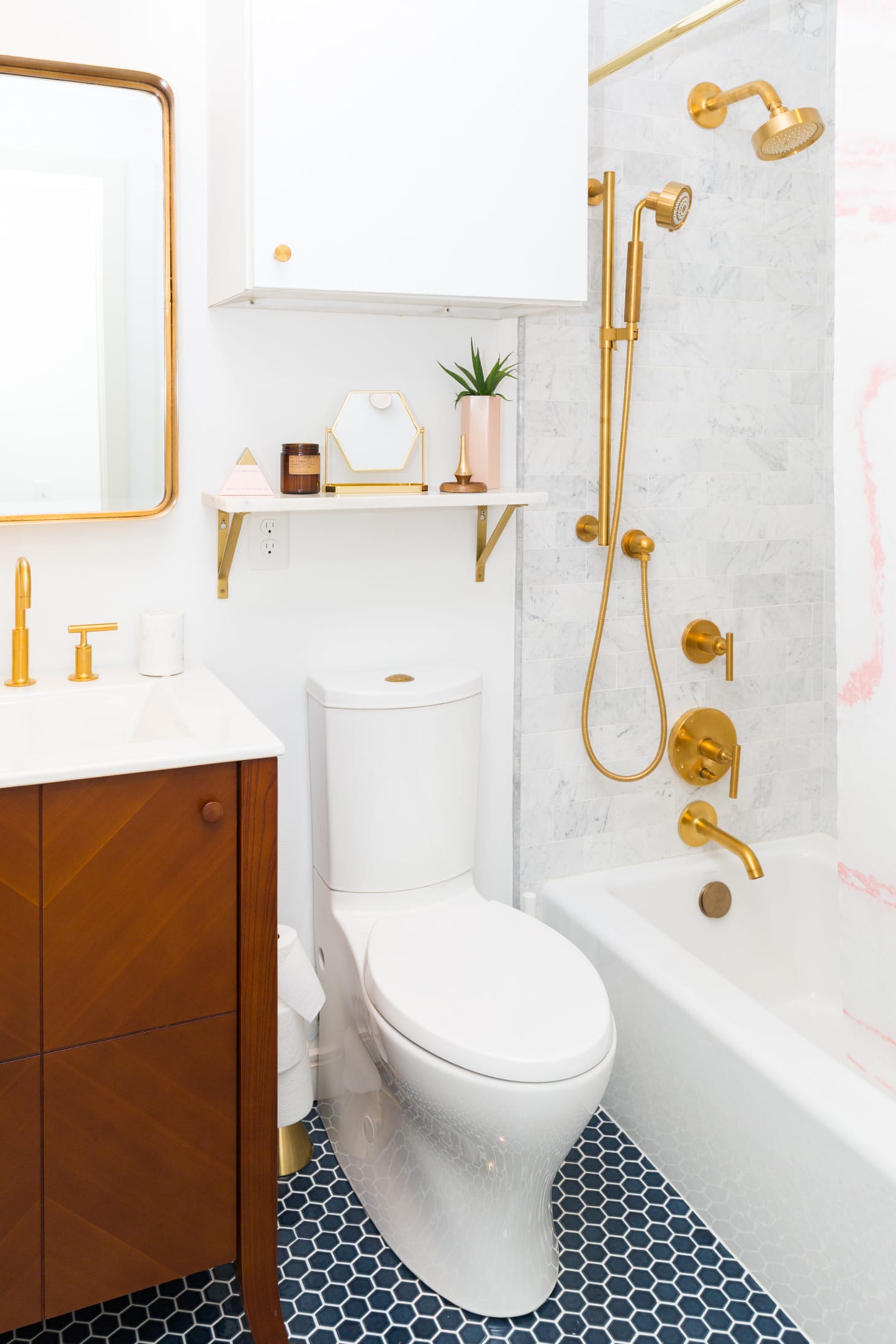 Pink Bathroom With Gold Fixtures - HD Wallpaper 