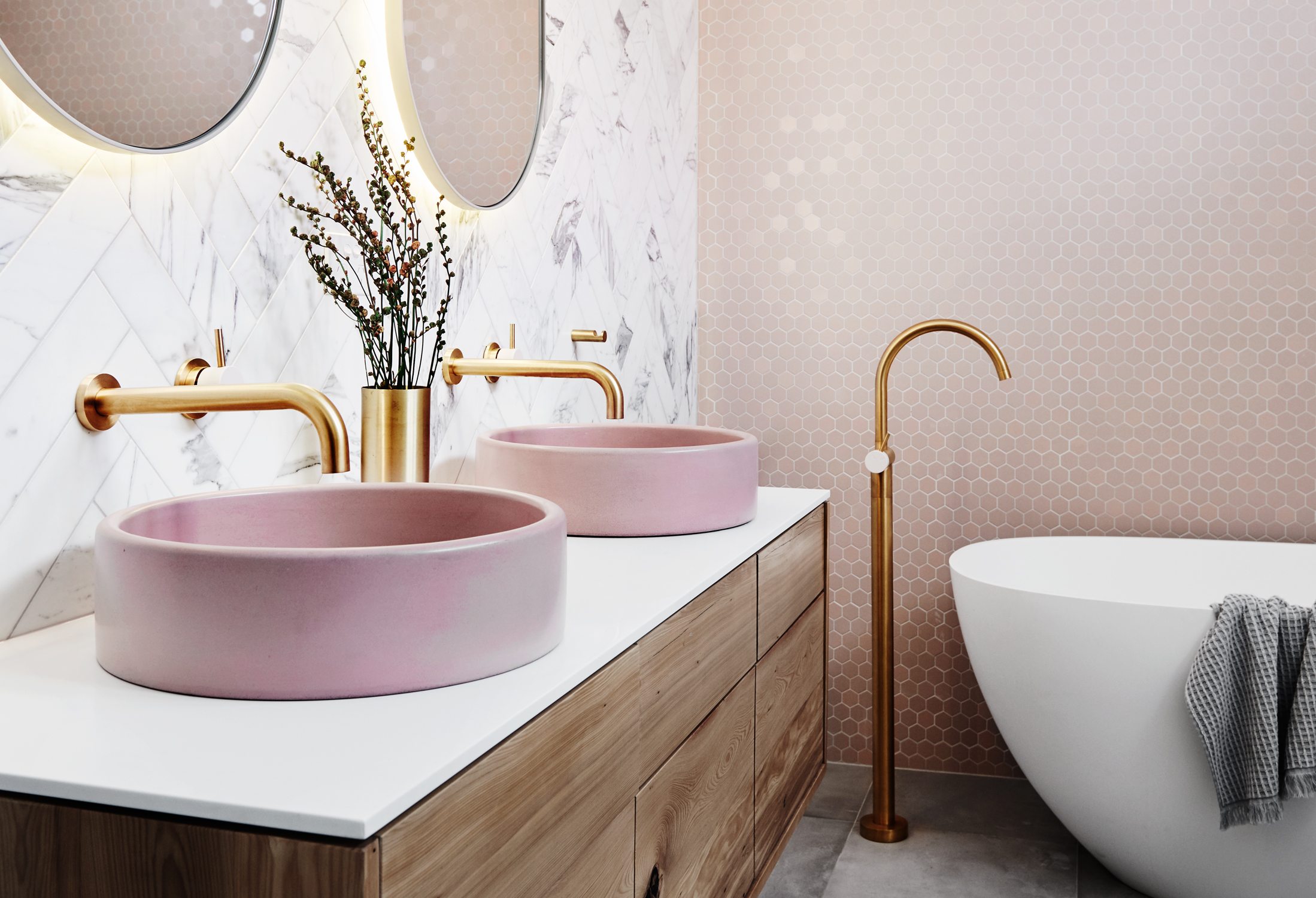 14 Ideas That Aren’t All About White - Rose Gold Bathroom Interiors - HD Wallpaper 