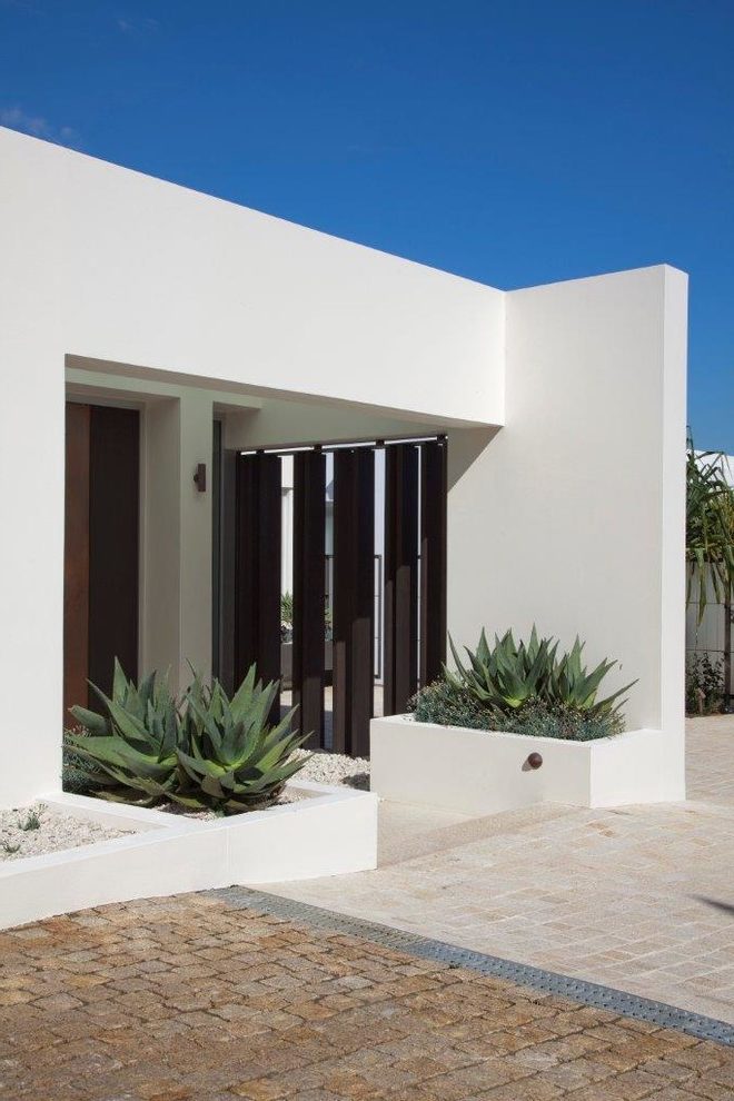 White Stucco Entry Modern With White Stucco Siding - Facades With Brick And Stucco Modern - HD Wallpaper 