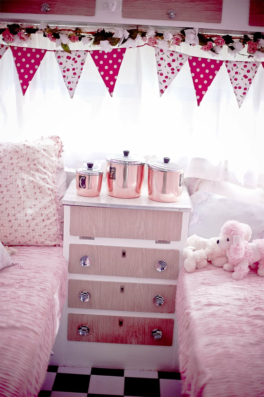 White And Brown Wooden Dresser, Mobile Home, Caravan, - Girly Caravan Bedroom - HD Wallpaper 