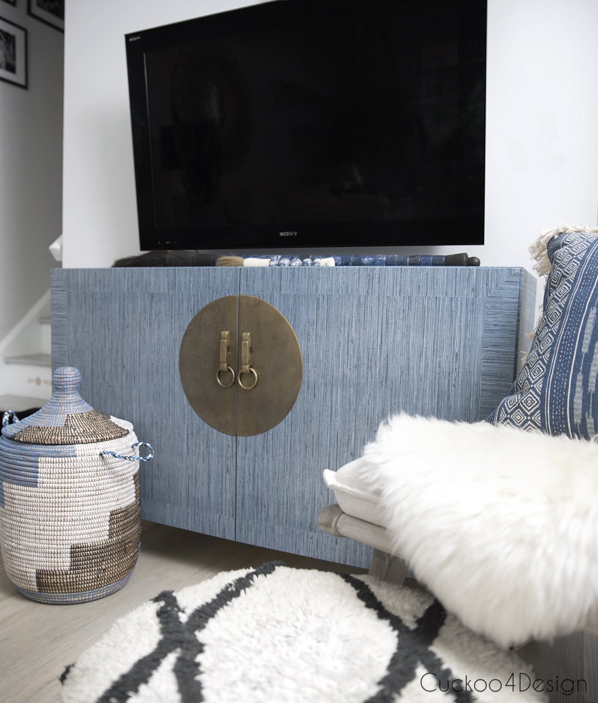 Ikea Besta Makeover With Faux Peel And Stick Grasscloth - HD Wallpaper 