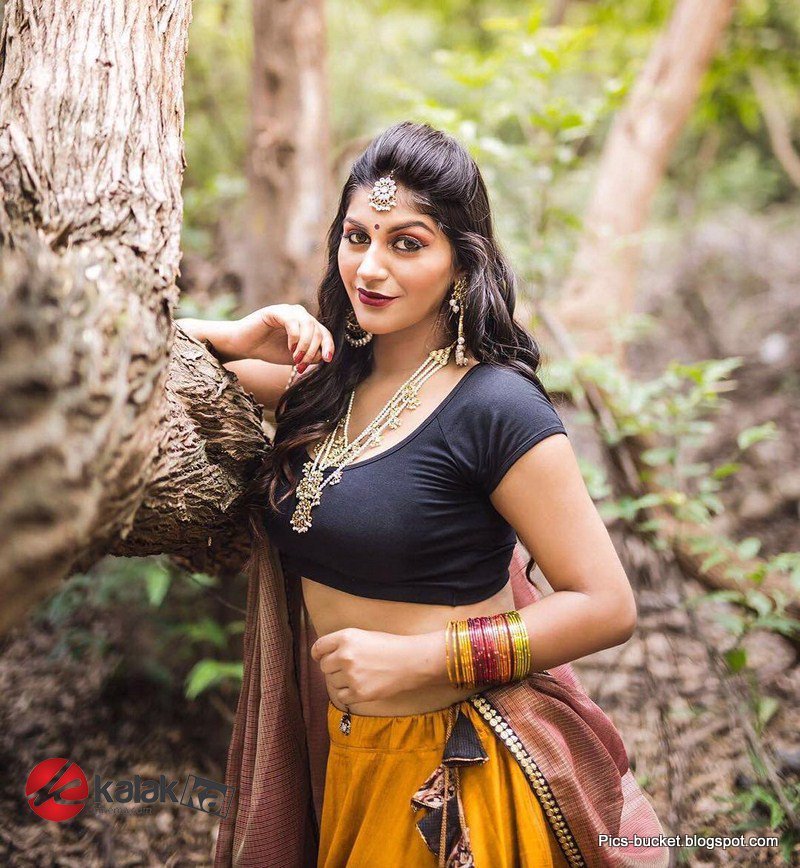 Actress Yashika Aannand Hot Pics - Iruttu Araiyil Murattu Kuththu Yashika - HD Wallpaper 