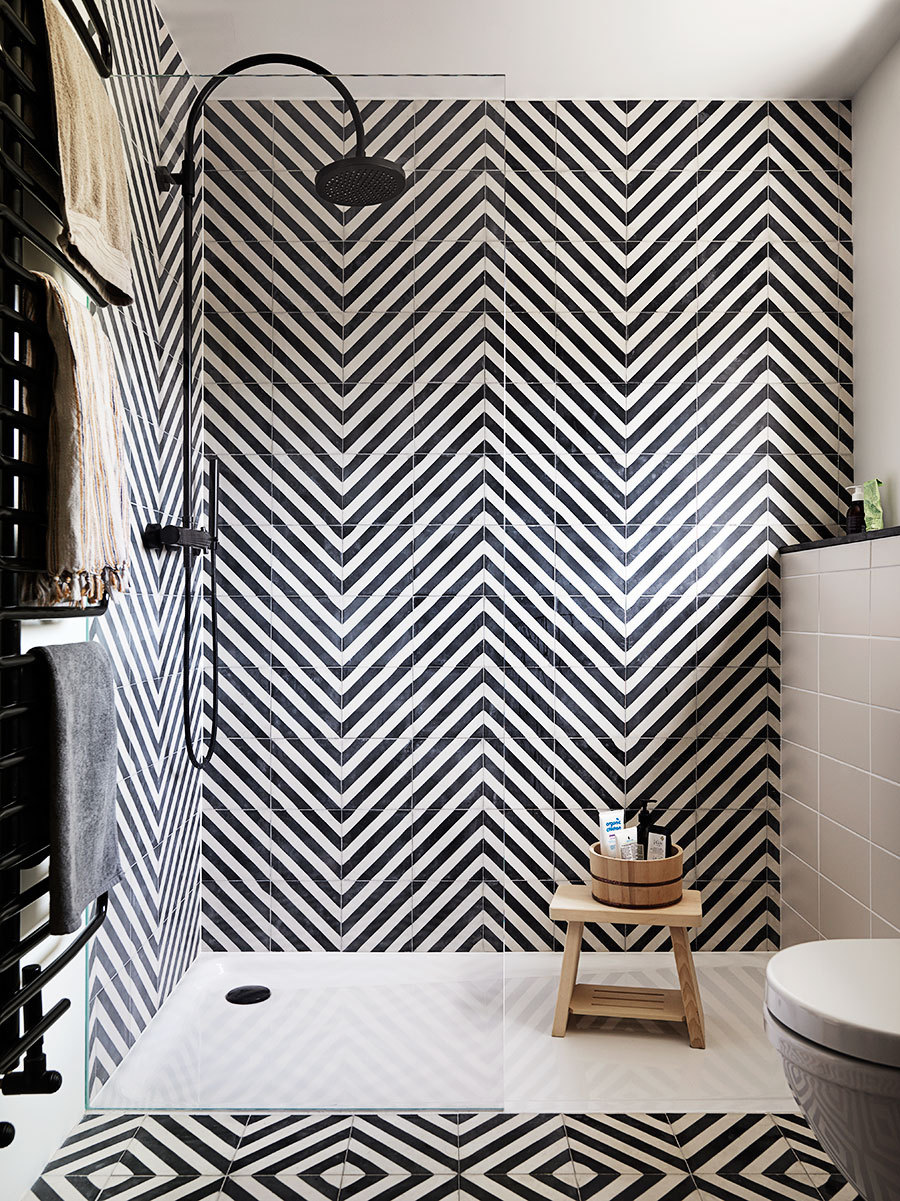 Emily Henderson Design Trends 2018 Bathroom Black Fixture - Diagonal Tiles In Shower - HD Wallpaper 
