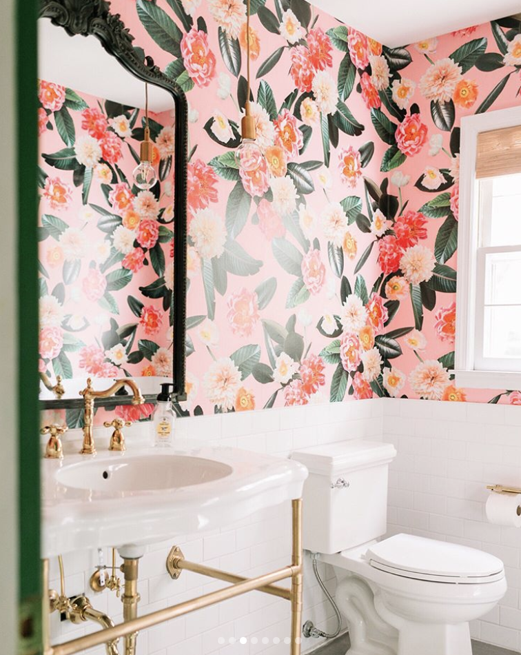 Floral Wallpaper Bathroom Gold Fixtures - HD Wallpaper 